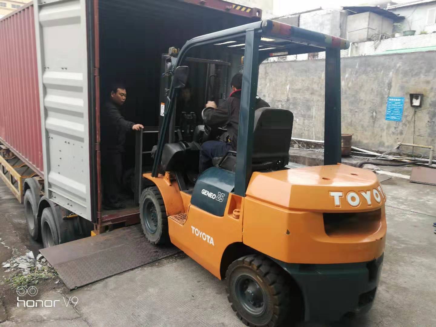 叉車(chē)裝柜1.jpg